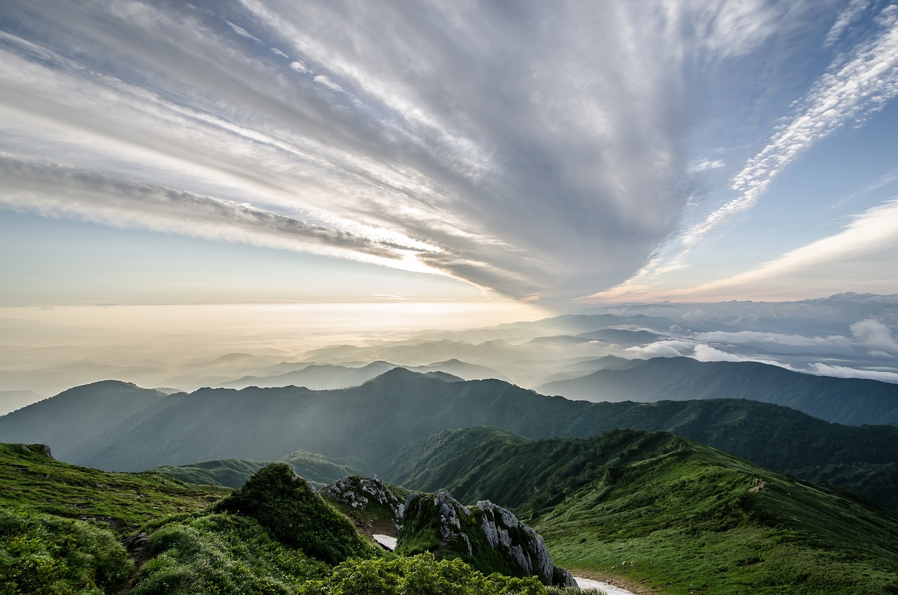 連なった山と空と雲のある風景