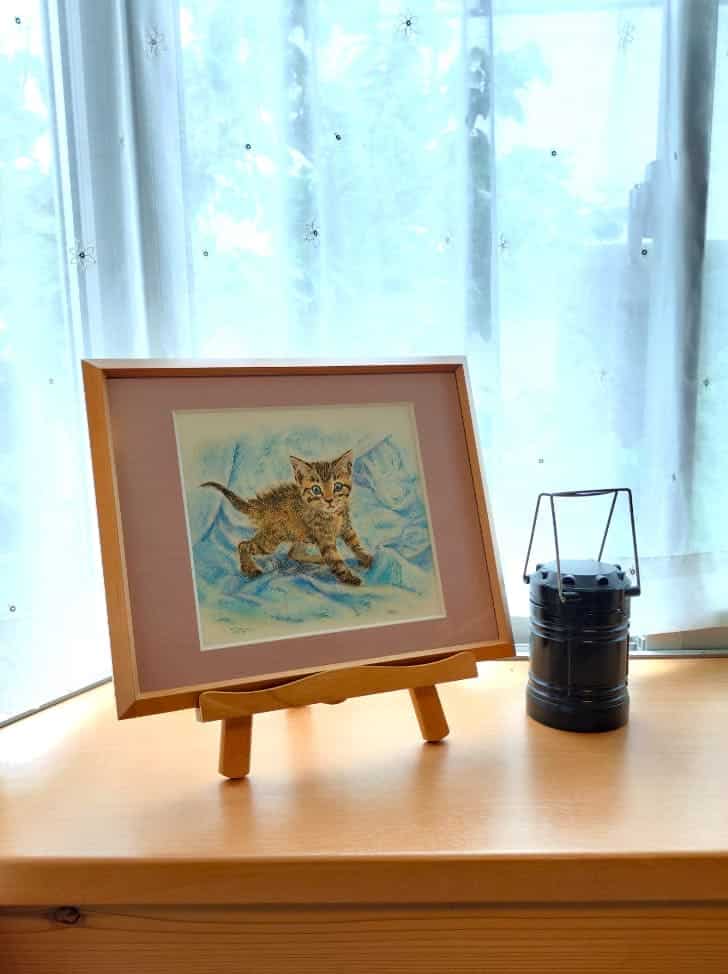 レースカーテン越しの窓辺に飾った絵