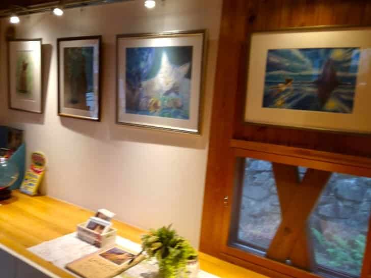 個展会場に展示したパステル画の様子