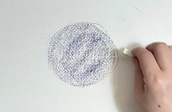 円を描いた周りに白を塗っている