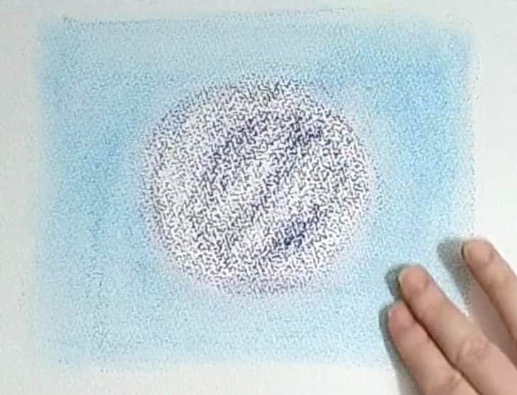 円の周りの水色を指でぼかしている