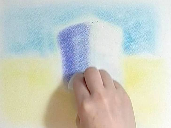 四角い木に粉末パステルを塗っている様子