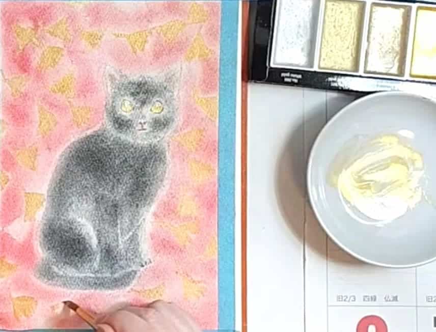 黒猫のパステル画に顔彩耽美で背景の模様を描いている様子