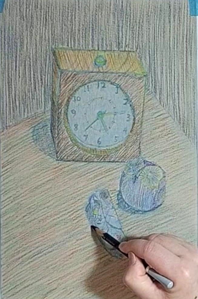 モチーフの影をハッチングで描いている様子