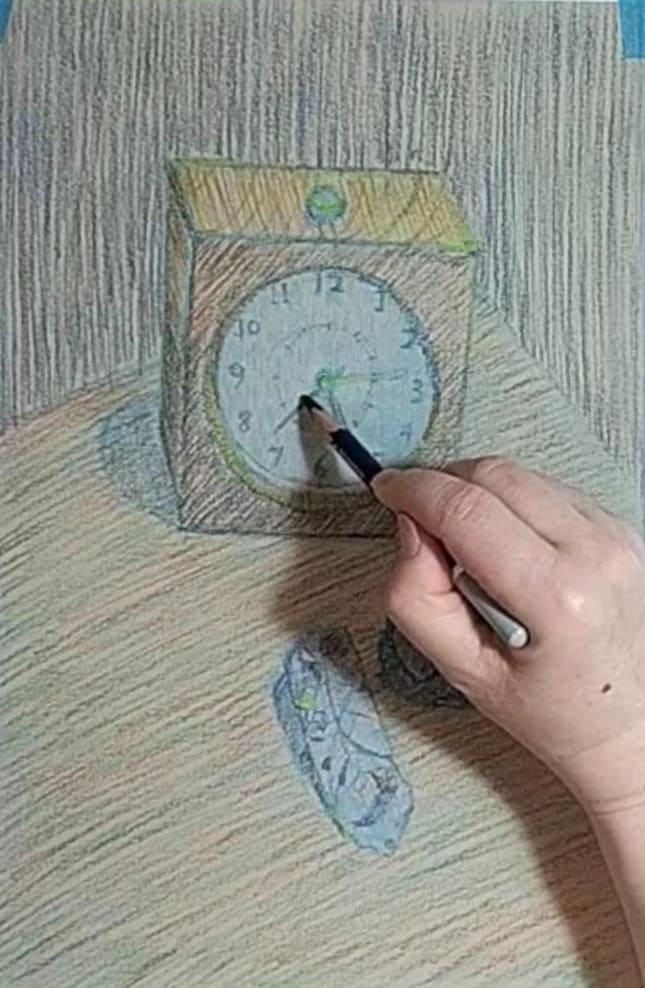 時計の針を黒で描いている様子