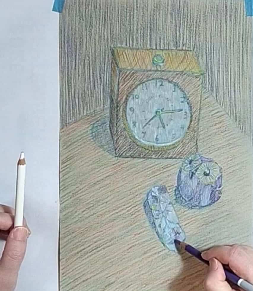 古水晶をパステル色鉛筆で描いている様子