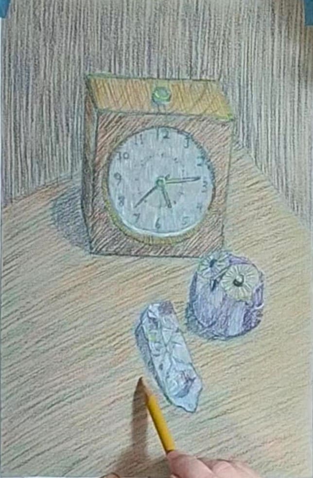 机の明るい面をハッチングで描いている様子