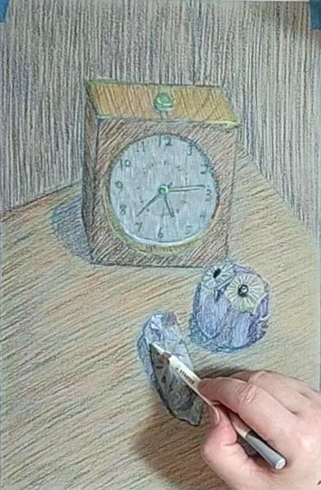 古い水晶のハイライトを描いている様子