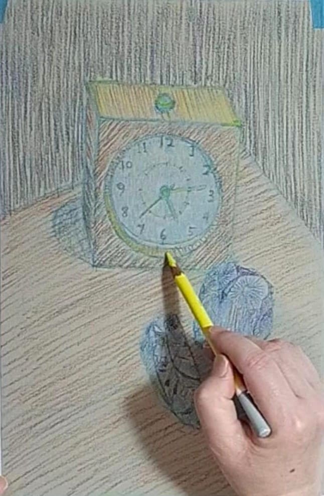 時計の明るい面を黄色で描いている様子