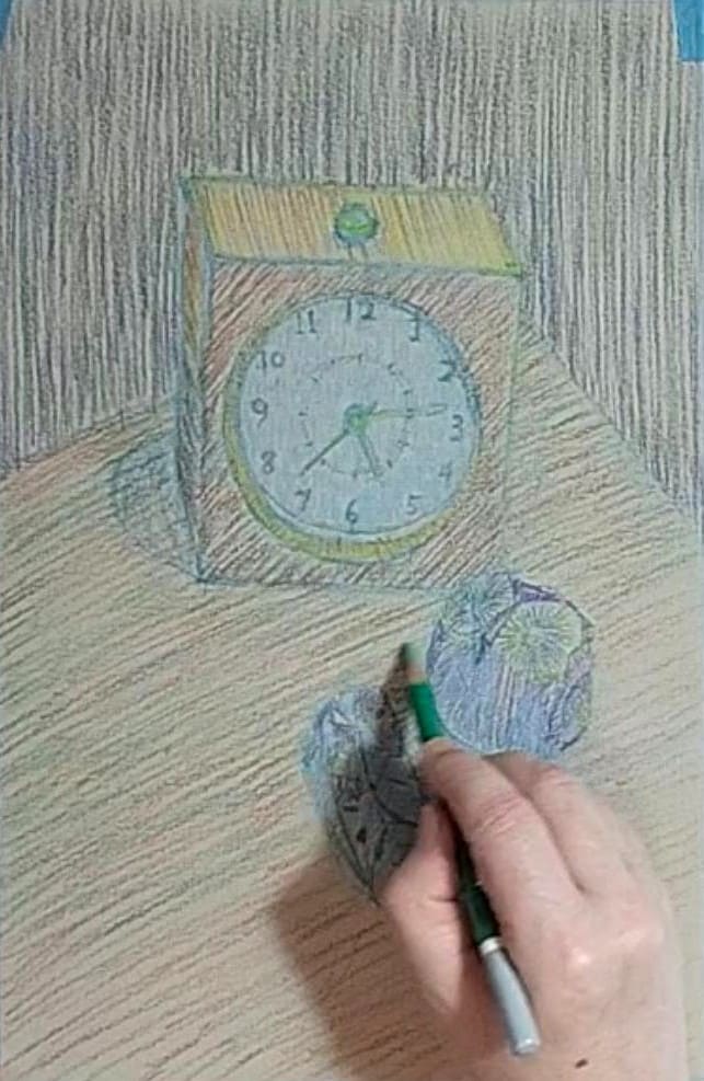 机をハッチングで描いている様子