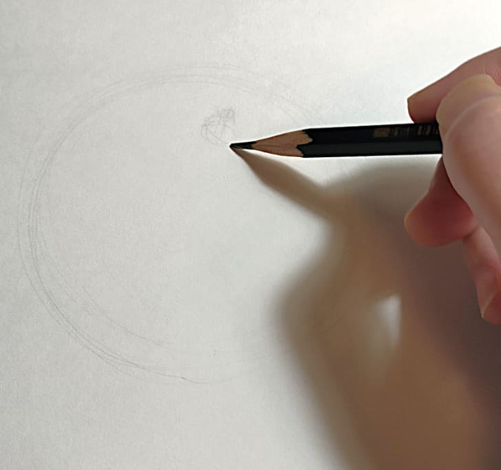 かぼすのヘタを簡単な形で描いている様子