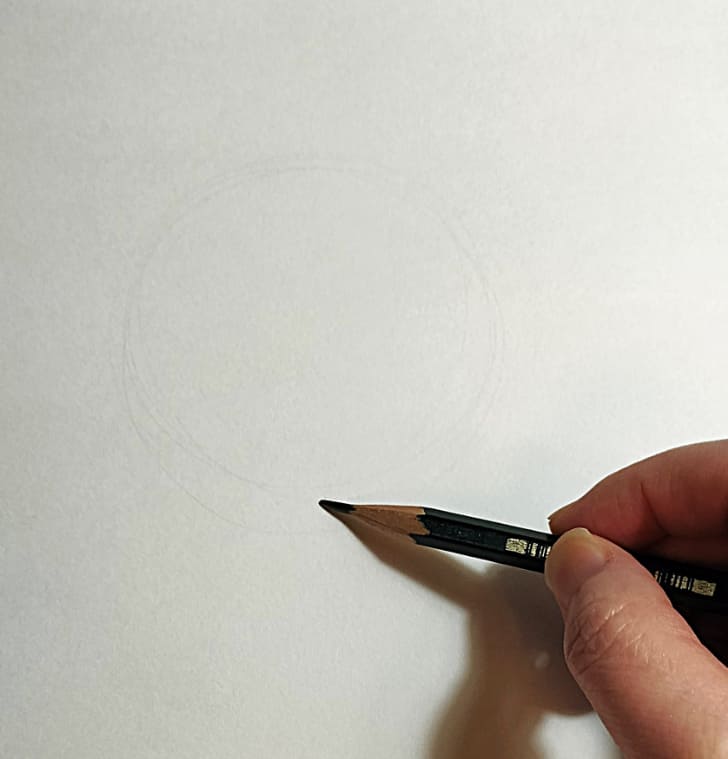 薄い線で何度も円を描いている様子