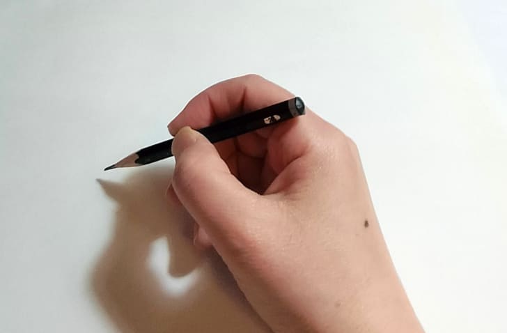 鉛筆を立てて持っている様子